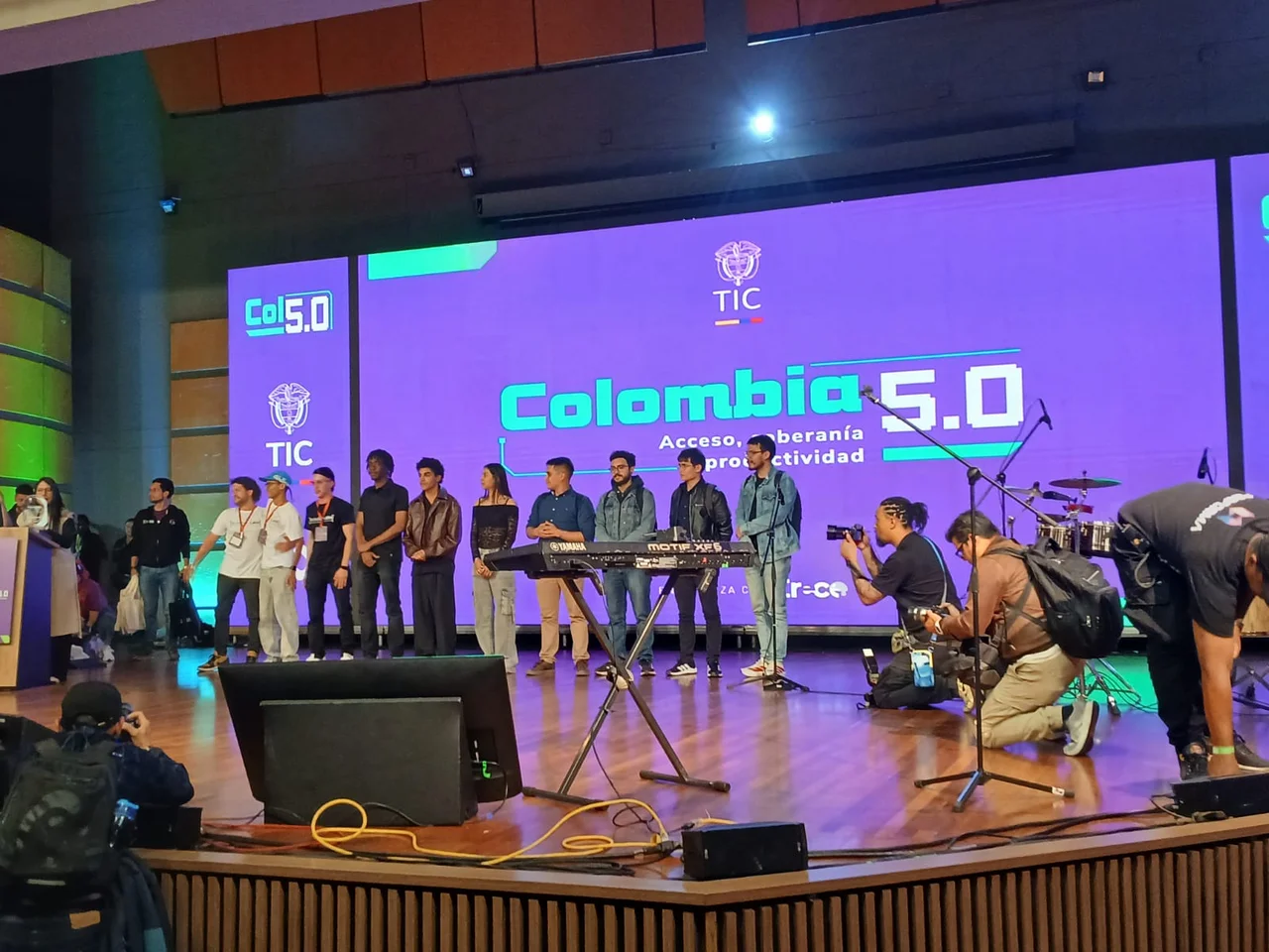 El equipo subiendo a la tarima durante la premiación de la Hackathon 5.0 de Corferias