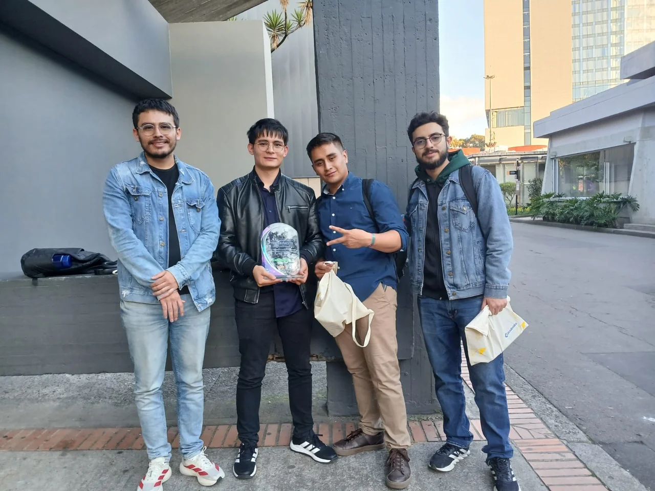 El equipo posando con el trofeo de la Hackathon 5.0 de Corferias en Bogotá